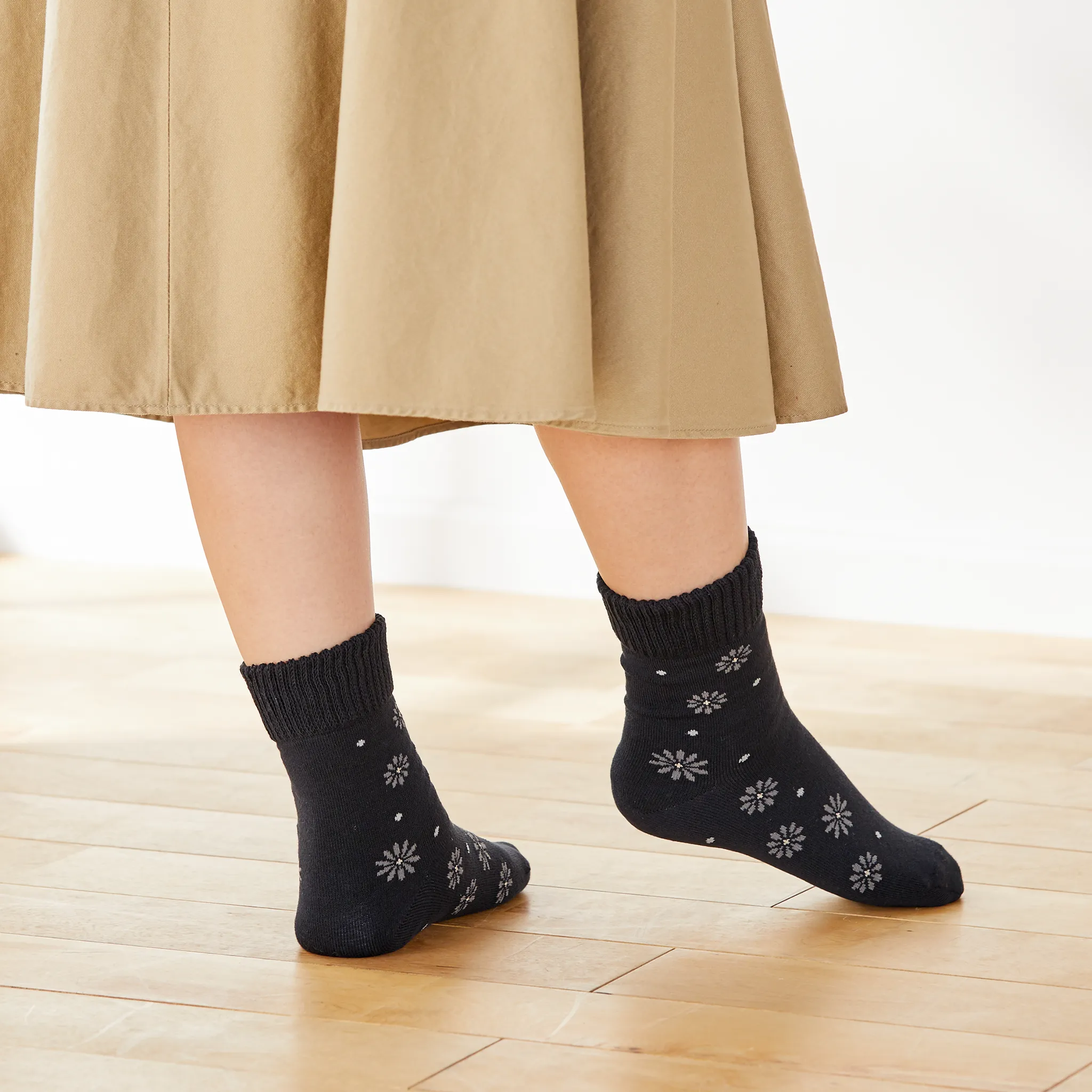 Smooth-heel socks double-layer wool blend [Flowers & polka dots] - 752