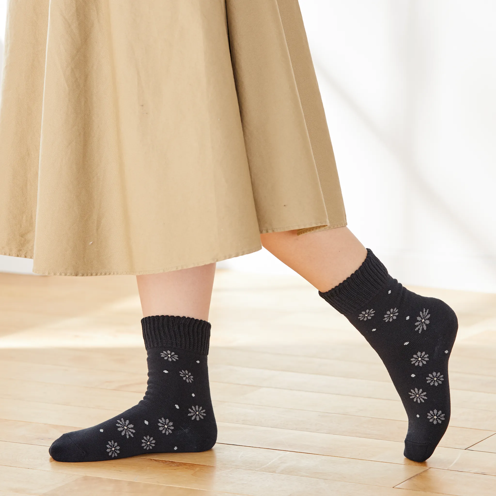 Smooth-heel socks double-layer wool blend [Flowers & polka dots] - 752