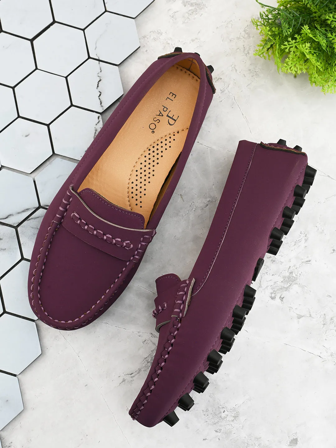 Women Solid Loafers With Thread Detailing